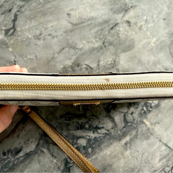 Michael Kors Wallet - Picture 4 of 5